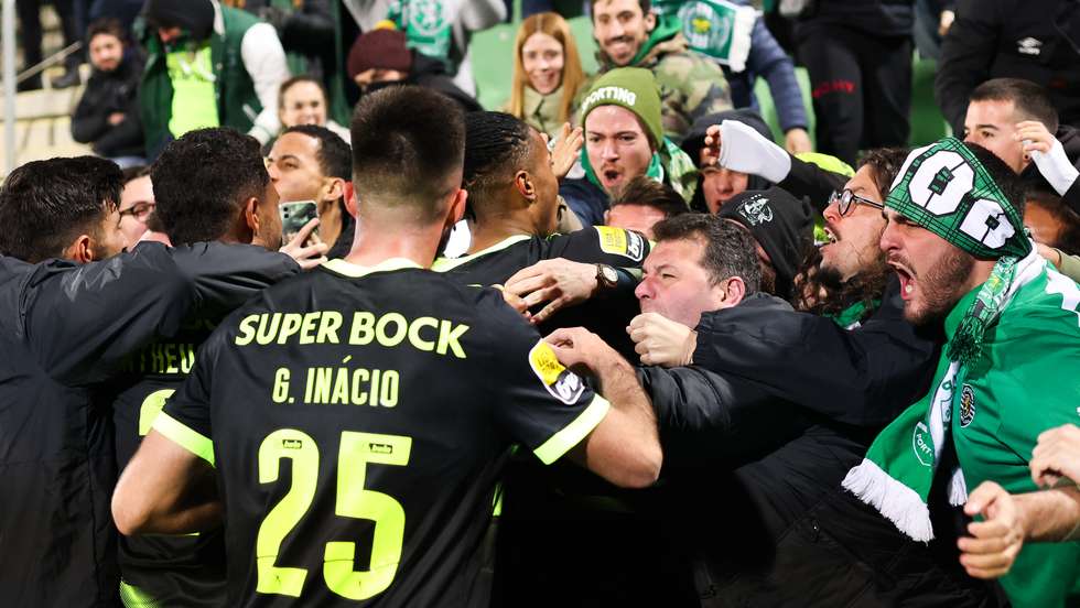 Chermiti foi festejar o golo junto dos adeptos leoninos que marcaram presença em Vila do Conde