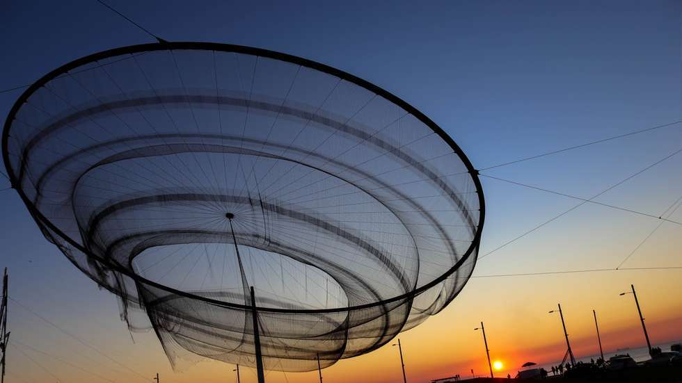 Rotunda em Matosinhos com conhecida arte plástica, um dos símbolos da cidade
