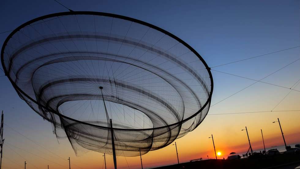 Rotunda em Matosinhos com conhecida arte plástica, um dos símbolos da cidade