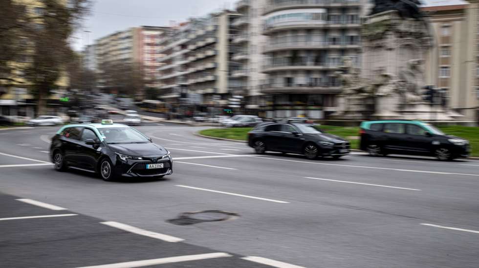 Taxistas estão insatisfeitos com novo regulamento do setor, com a ANTUP a defender que traz "enorme incerteza económica"