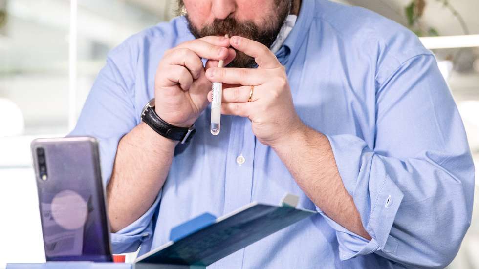 Os testes à saliva poderão ter uma eficácia comparável à dos testes convencionais, de acordo com um novo estudo