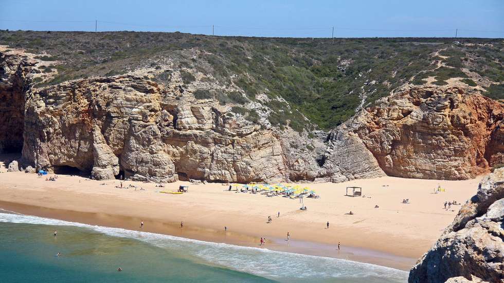 Limpeza manual permitiu retirar foco de poluição nas duas praias
