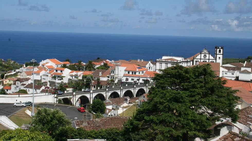 Segundo o relatório "Pobreza e Exclusão Social 2025", os Açores permanecem como a região mais vulnerável do país, com 28,4% da população em risco de pobreza ou exclusão social