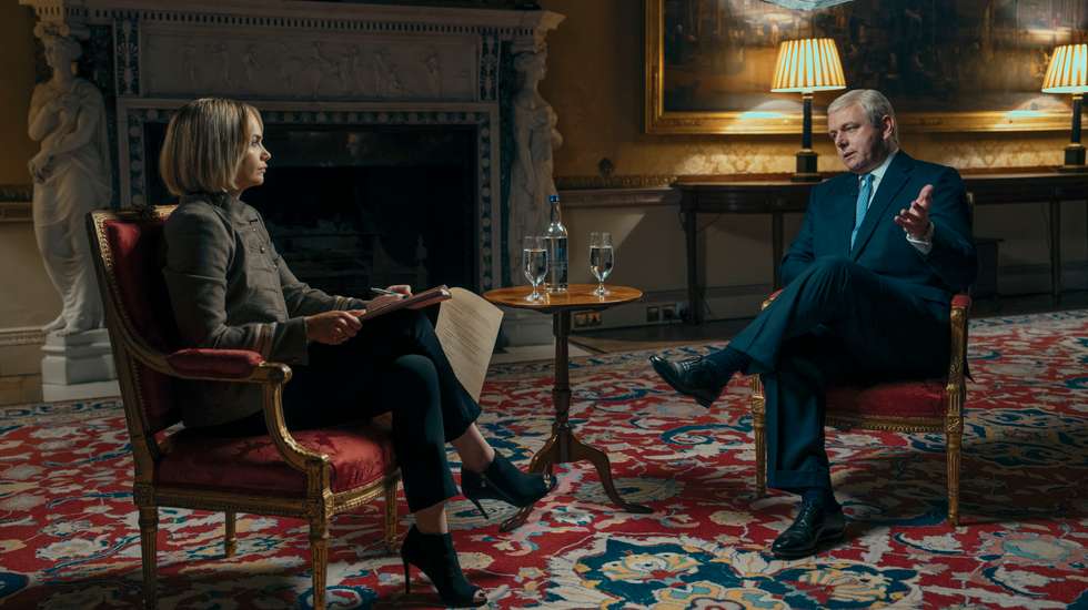 Ruth Wilson e Martin Sheen, como Emily Maitlis e príncipe Andrew durante a cena da entrevista em Buckingham