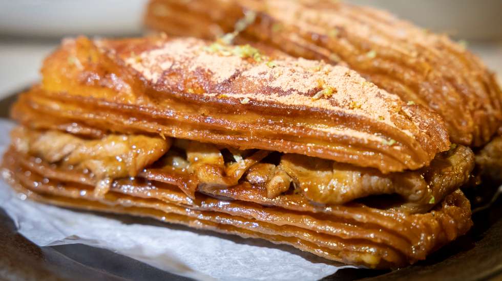 A Santa Joana Bifana inclui porco cozinhado lentamente, massa chou e mostarda a rematar e é tudo aquilo que promete na imagem