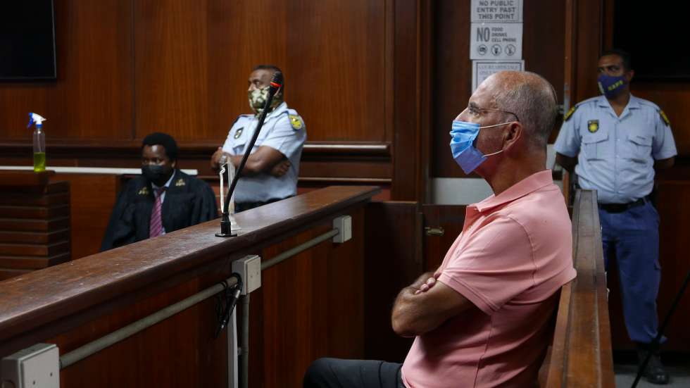 O ex-banqueiro João Rendeiro no Tribunal de Verulam, onde esteve presente perante um juiz pela primeira vez desde que foi detido no sábado, nos subúrbios de Durban, África do Sul, 13 de dezembro de 2021. João Rendeiro foi preso no sábado, num hotel em Durban, na província sul-africana do KwaZulu-Natal, numa operação que resultou da cooperação entre as polícias portuguesa, angolana e sul-africana. LUÍS MIGUEL FONSECA/LUSA