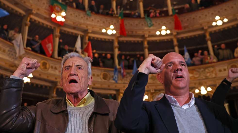 O secretário-geral do Partido Comunista Português (PCP), Paulo Raimundo (C), acompanhado do anterior líder do partido, Jerónimo de Sousa, e da cabeça de lista por Évora, Alma Rivera, cantam a "Internacional" durante um comício no Teatro Garcia de Resende no âmbito da campanha para as eleições legislativas de 10 de março, Évora, 06 de março de 2024. Mais de 10,8 milhões de portugueses são chamados a votar no domingo para eleger 230 deputados à Assembleia da República. A estas eleições concorrem 18 forças políticas, 15 partidos e três coligações. NUNO VEIGA/LUSA