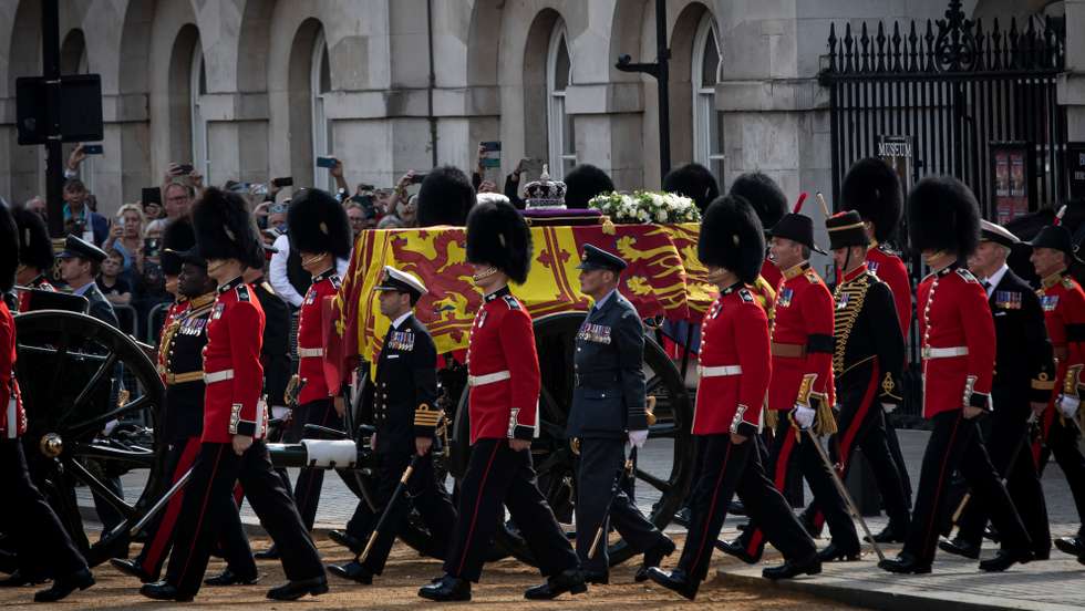 Em comunicado, sublinha-se que o decreto de três dias de luto nacional é a "justa homenagem a sua Majestade a Rainha Isabel II"