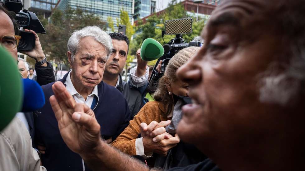 Jorge Novo, visivelmente exaltado, confronta Ricardo Salgado à entrada para o Campus da Justiça