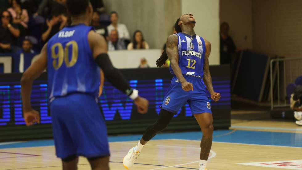 Anthony Barber, que já tinha estado em destaque a par de Tanner Omlid na vitória europeia durante a semana, voltou a ser o MVP no clássico