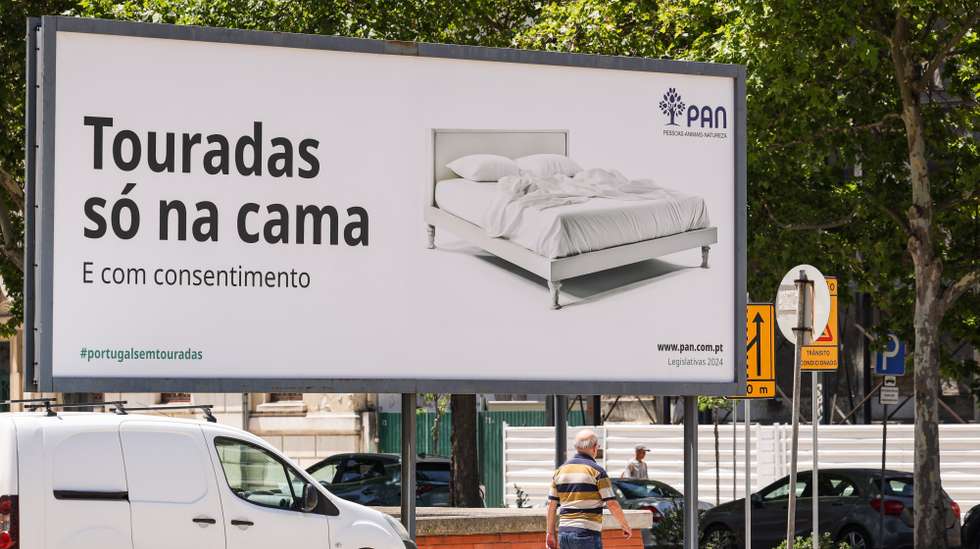 Cartaz anti-touradas do PAN junto ao Campo Pequeno onde um forcado de 22 anos morreu no sábado