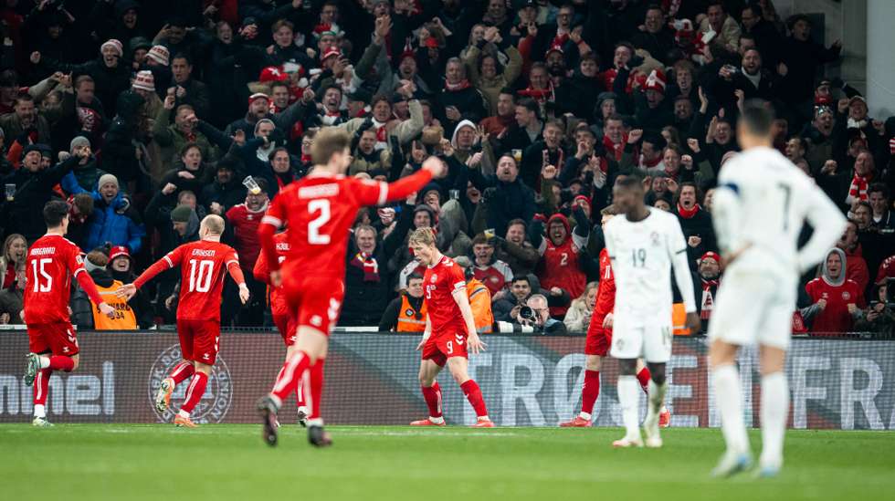 Højlund festejou à Cristiano Ronaldo depois de marcar — com o avançado português em campo