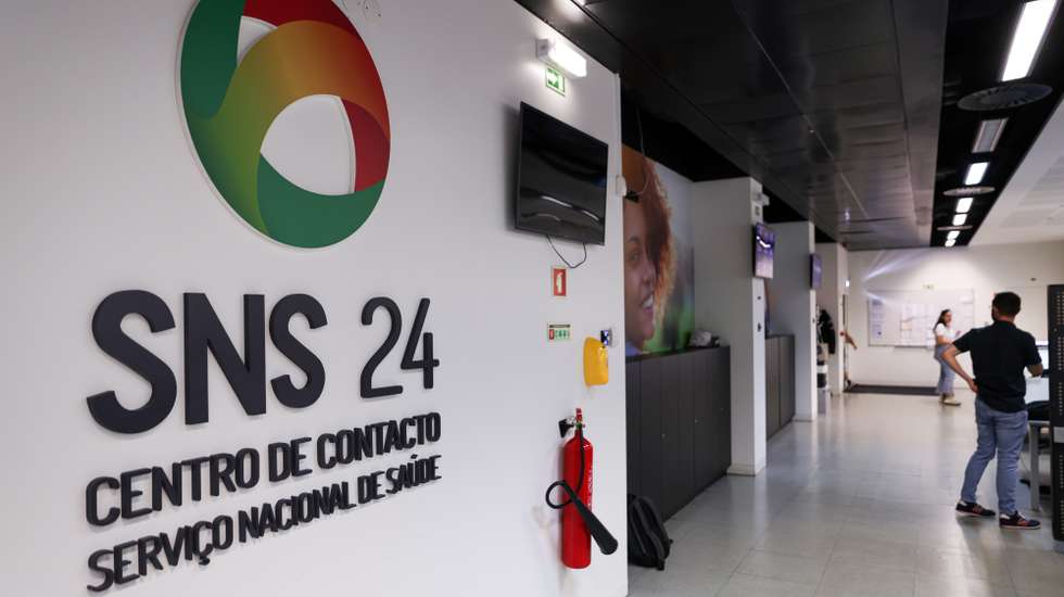 Antigo bastonário da Ordem dos Médicos ressalva que tal não se aplica a "situações urgentes ou vitais para as pessoas".