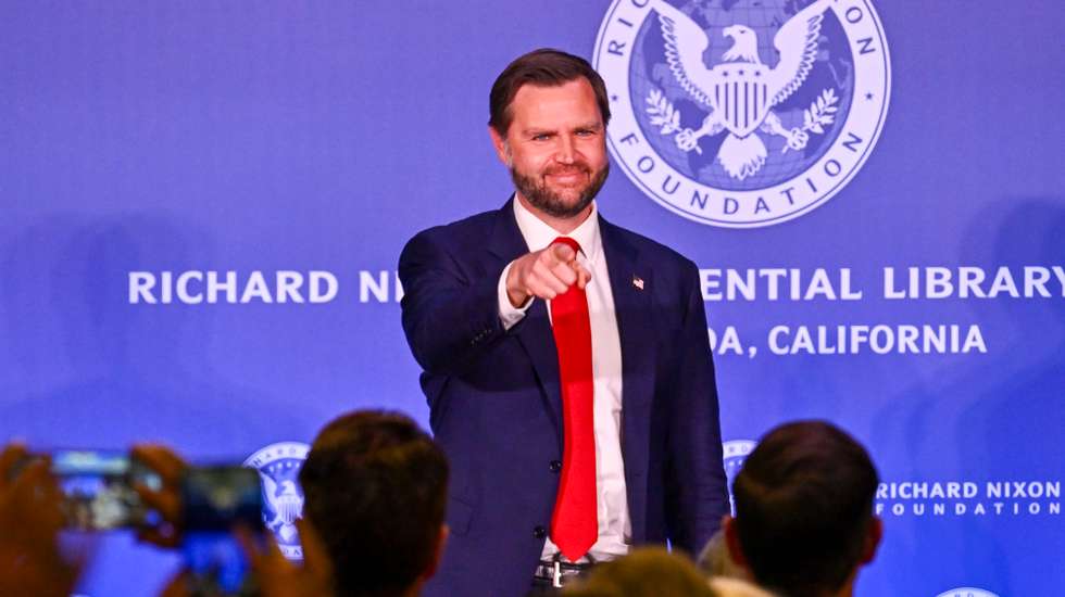 JD Vance esteve na biblioteca presidencial de Richard Nixon a promover o seu novo livro "Communion"