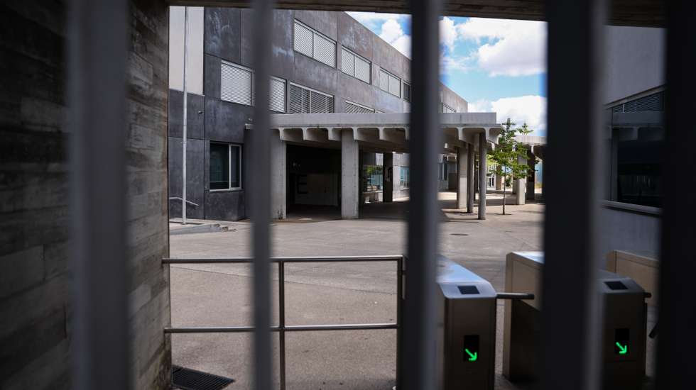 Face às elevadas concentrações de ozono, as pessoas devem permanecer em casa ou noutros locais fechados