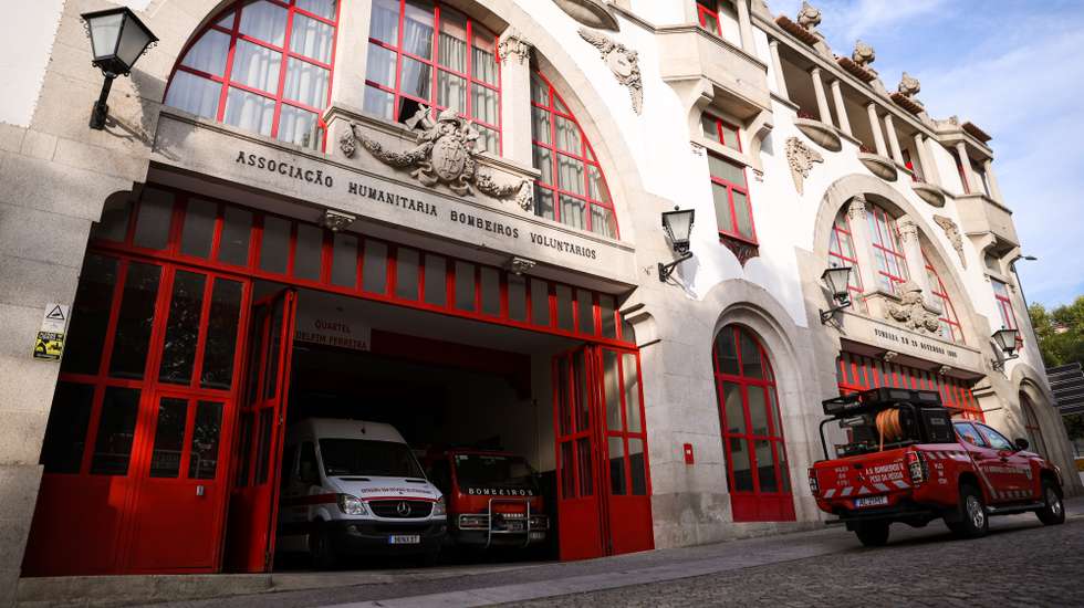 Para o local, foram mobilizados os Bombeiros Voluntários Famalicenses e uma viatura médica de emergência e reanimação