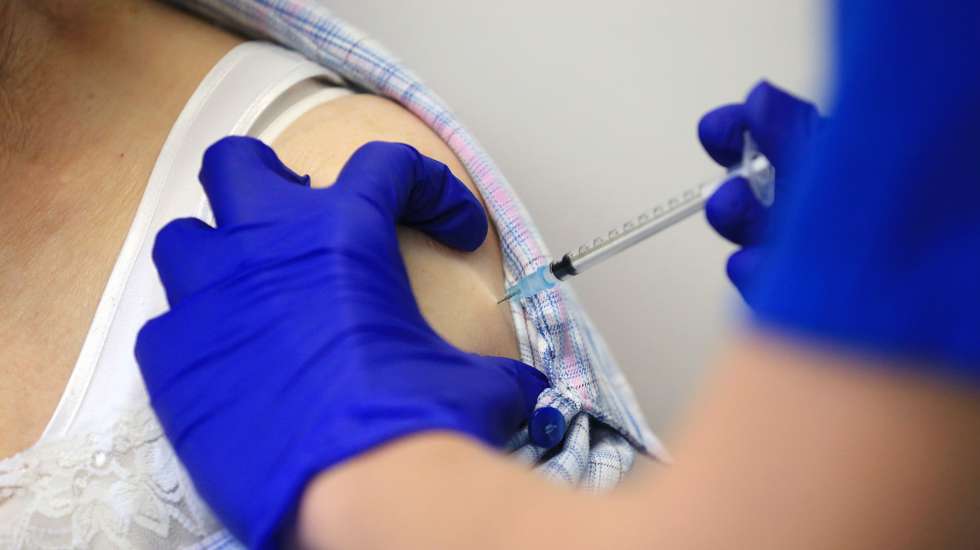TOPSHOT-BRITAIN-HEALTH-VIRUS-VACCINE