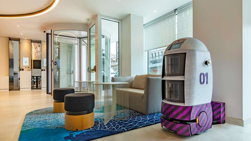 É o primeiro hotel da cadeia britânica Yotel na Península Ibérica e usa a tecnologia para tornar o a experiência do hóspede mais autónoma