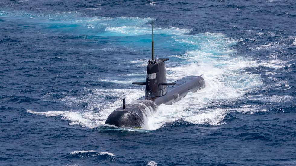 Com 184 metros de comprimento e 15 de largura, o submarino pode viajar até 60 quilómetros por hora debaixo de água, aguentado até 120 dias sem vir à superfície