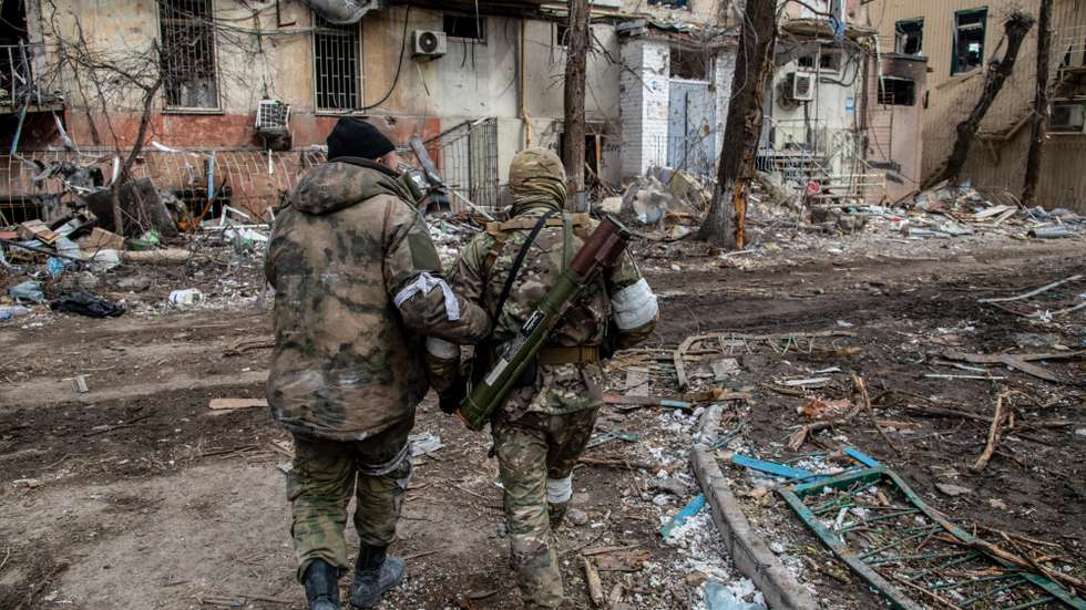 Russian and Chechen soldiers in a devastated Mariupol