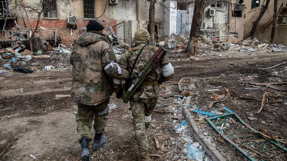 Russian and Chechen soldiers in a devastated Mariupol