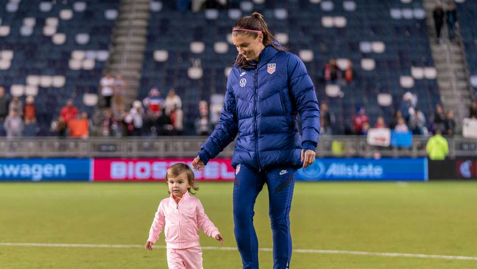 Alex Morgan, internacional norte-americana, e a sua filha Charlie