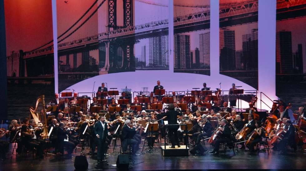 Sob a direção do maestro Jan Wierzba, os cerca de 90 músicos que concretizam esta performance vão interpretar um misto de temas do cancioneiro popular português que Amália Rodrigues fez suas e canções da Broadway que a fadista gravou nos Estados Unidos