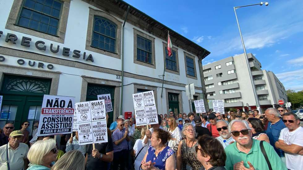 Manifestação contra a transferência da sala de consumo assistido para a zona do Aleixo promovida pelo Movimento Cívico Porto Cidade Responsável, em frente à Junta de Freguesia de Lordelo do Ouro, Porto