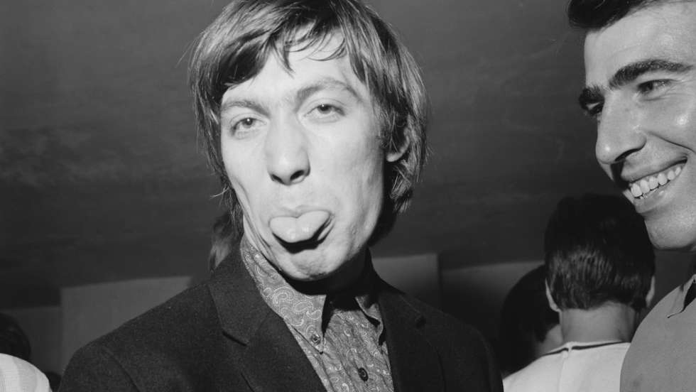 Charlie Watts era baterias dos Rolling Stones, uma das mais bandas mais influentes de sempre, desde 1963