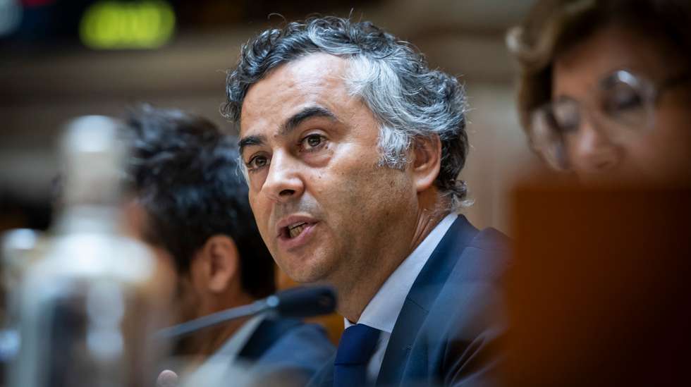 O ministro sublinhou que o desenvolvimento das competências digitais é central na estratégia do Governo, mas advertiu que a introdução de novas ferramentas nas escolas deve ser acompanhada de regras