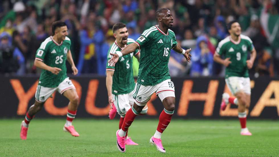 Julián Quiñonez inaugurou o marcador, fez uma assistência para o 2-0 e colocou o México no trilho da primeira vitória numa fase a eliminar