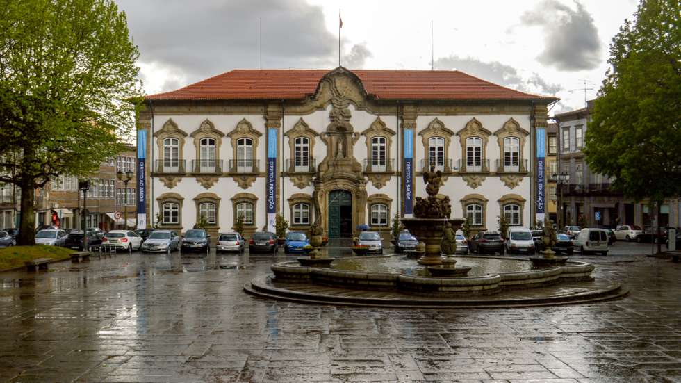 A Procuradoria-Geral Distrital do Porto afirma que o arguido "informou que a coluna tinha sido subtraída e, posteriormente participou o furto à PSP", com o intuito de ocultar o ato