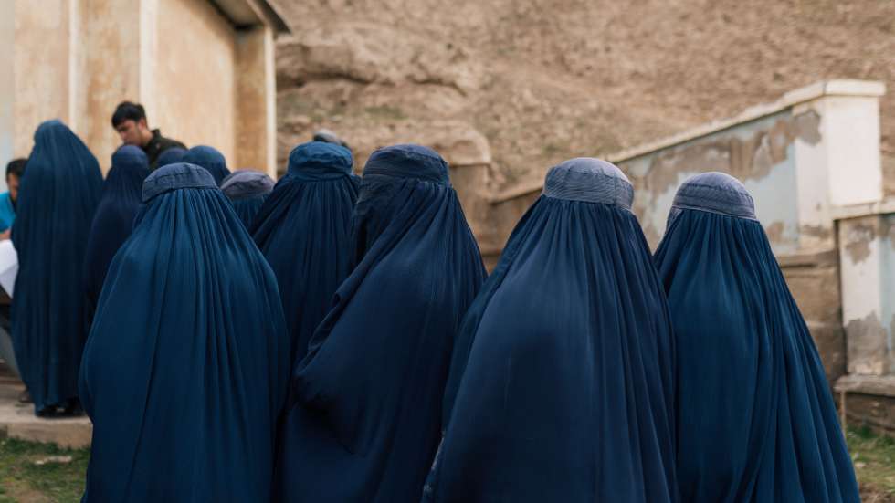 Para o regime, as meninas só podem estudar com roupas pretas da cabeça aos pés