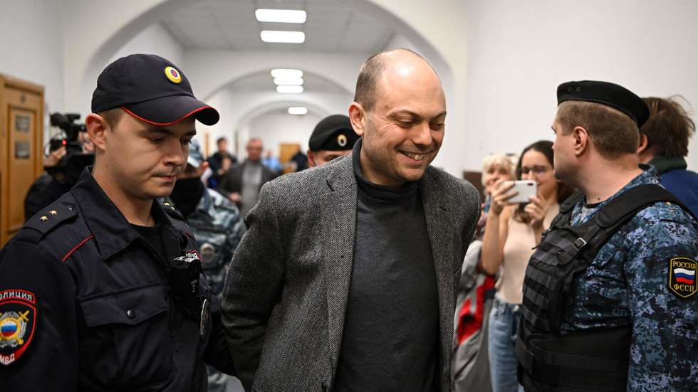 Vladimir Kara-Murza foi condenado esta segunda-feira a 25 anos de prisão. Foi acusado de traição