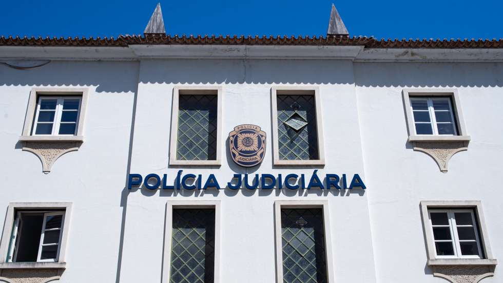 "No desenvolvimento de diligências de investigação, que incluíram duas buscas domiciliárias, foram apreendidos relevantes elementos probatórios"