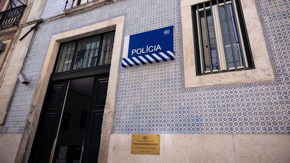Os agentes deram depois cumprimento a três mandados de buscas, duas delas domiciliárias no concelho de Évora, nas quais apreenderam 2,4 doses de heroína e 6,52 de haxixe