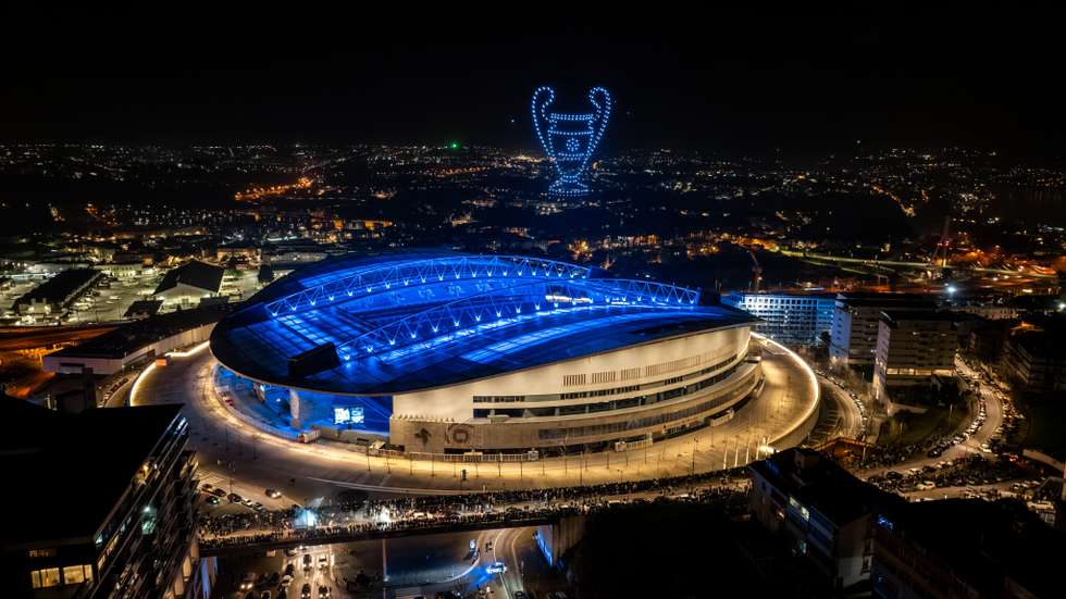 Espectáculo com mais de 400 drones no Dragão recordou alguns dos principais momentos de Pinto da Costa na liderança do FC Porto como a conquista da Taça dos Campeões de 1987