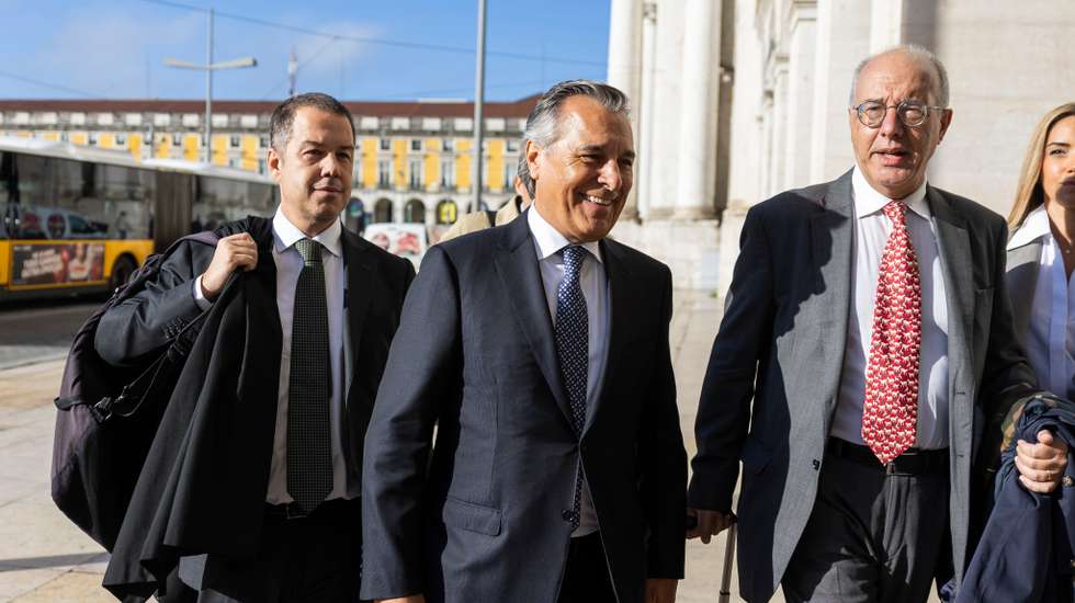 Empresário José Veiga (ao meio) é um dos principais arguidos acusados no processo Rota do Atlântico