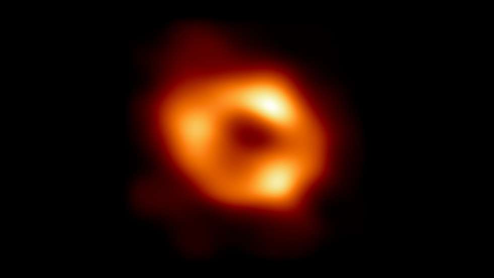 A imagem revela a silhueta do buraco negro quando o gás incandescente é engolido pela região central, a que se chama sombra