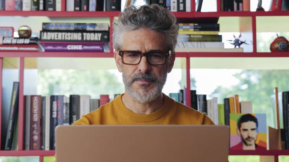 Raúl (Leonardo Sbaraglia), o realizador que, em 2026, está a escrever um filme passado em 2004 em “Amarga Navidad”, o novo Almodóvar