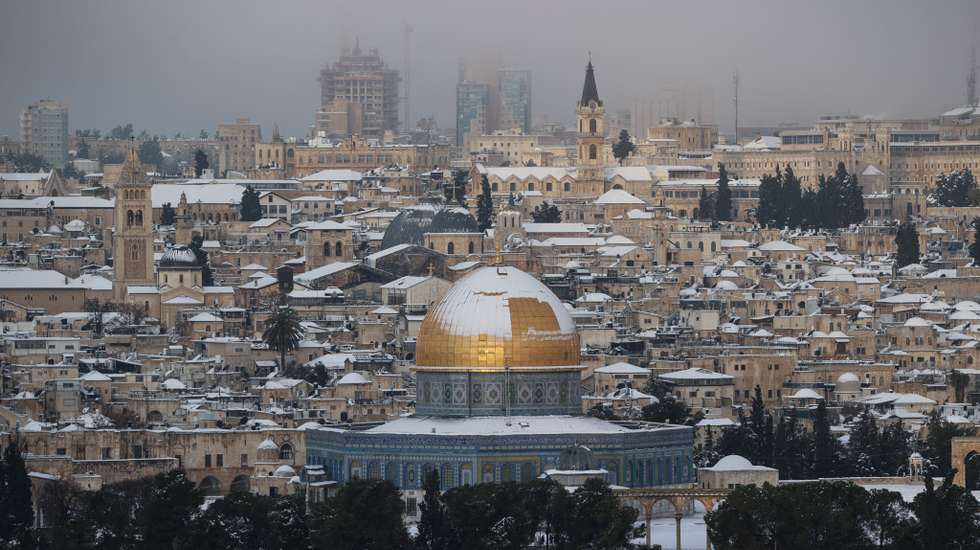 Jerusalém acordou esta quinta-feira coberta de neve, consequência da passagem da tempestade Elpida, que já afetou cidades como Atenas e Istambul