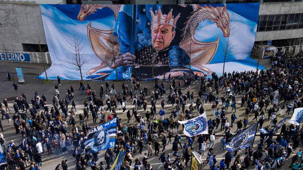 Pinto da Costa morreu este sábado aos 87 anos, com milhares de pessoas a rumarem ao Dragão no dia do funeral para a despedida ao antigo líder do FC Porto