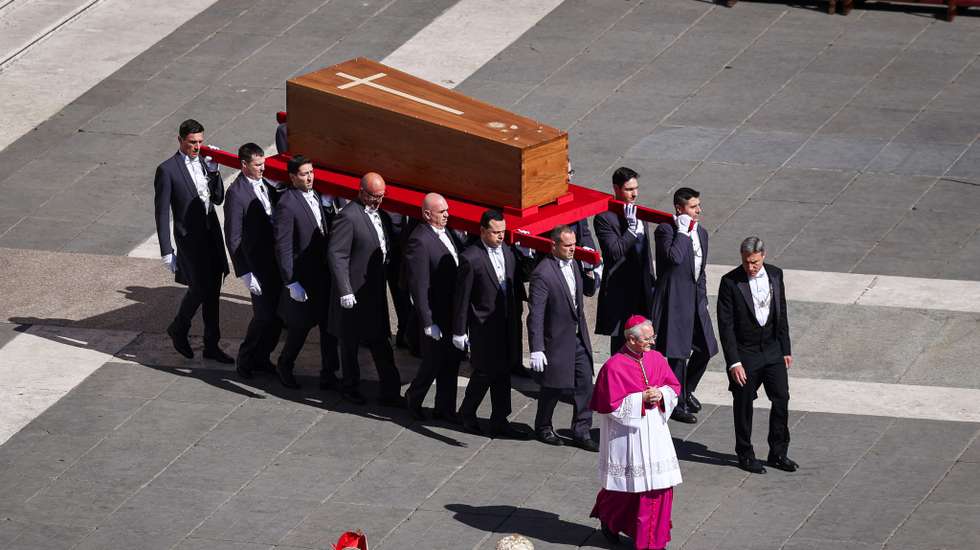 O Papa Francisco faleceu a 21 de abril de 2025, aos 88 anos, no Vaticano, após um período de fragilidade de saúde e complicações respiratórias