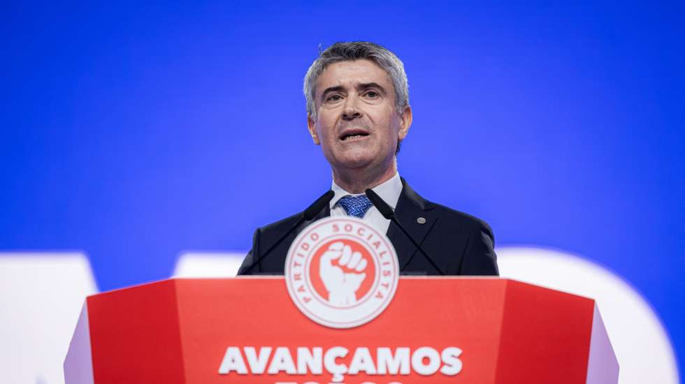 O secretário-geral do PS considerou que tem de se investir na qualificação e reconversão das competências dos portugueses