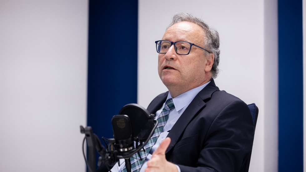 Assis defende a necessidade de maior entendimento entre os partidos, sobretudo entre o PS e o PSD, para responder aos problemas de habitação