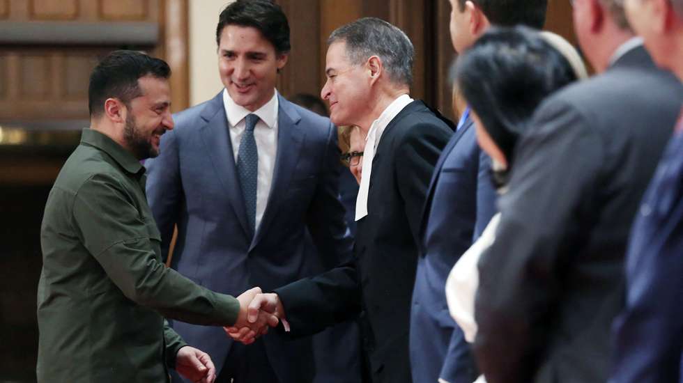 Líder do parlamento do Canadá a cumprimentar Zelensky