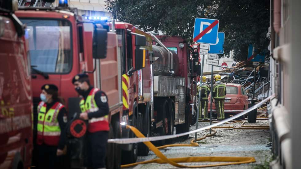 No combate às chamas estiveram 25 bombeiros apoiados por oito viaturas