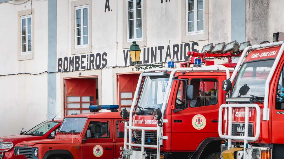O comandante Cláudio Rocha explicou que o casal e um filho vão ser realojados em casa de amigos