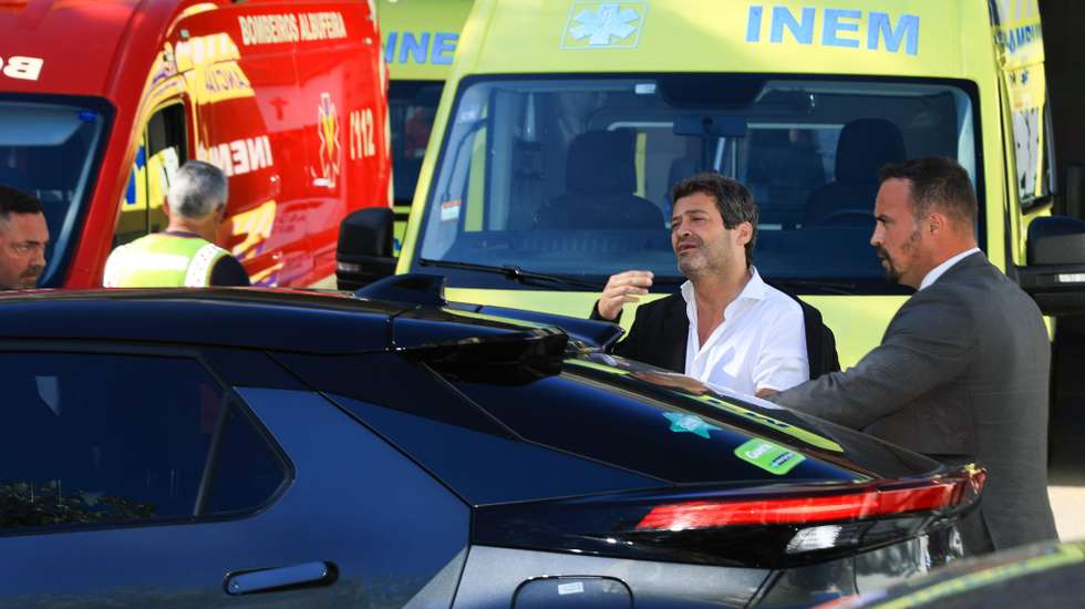 Momento em que André Ventura sai do Hospital de Faro, esta quarta-feira