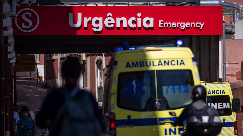 As autoridades de saúde apelam à população para que, antes de se deslocar a uma urgência, contactar a Linha SNS24 (808 24 24 24)